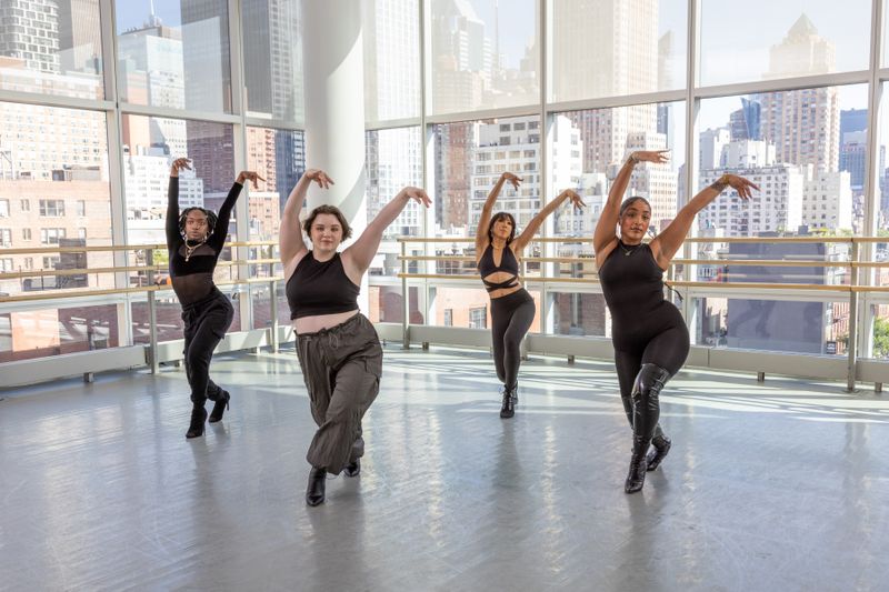 Vogue with Luz Guzman at Ailey Extension. Photo by Whitney Browne
