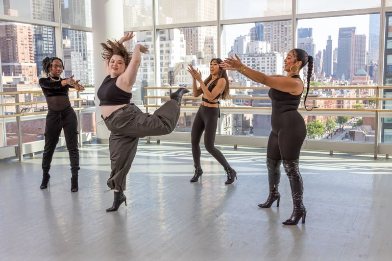 Vogue with Luz Guzman at Ailey Extension. Photo by Whitney Browne