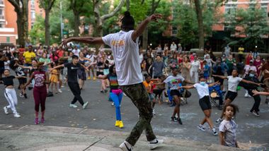 AIE's Keith Alexander leading a Hip Hop Workshop at Jackie Robinson Park, Ailey Moves NYC 2022