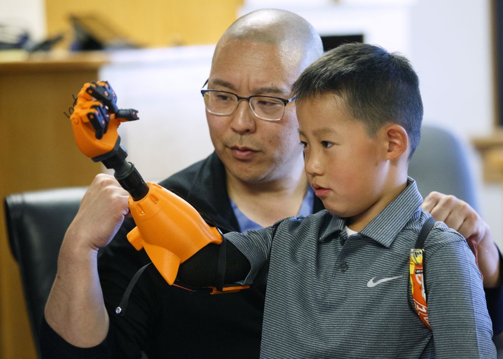 体験する手外科 = ORTHOPLASTIC,HAND & RECONSTRU… Offering a helping hand | OHSU News