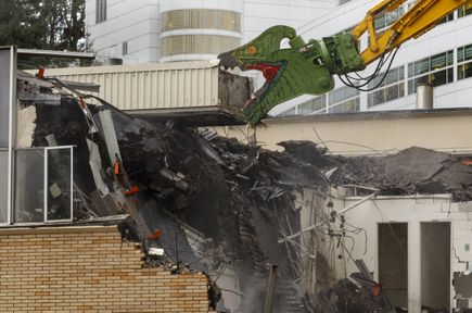 Demolition of the old School of Dentistry building