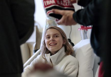 2018 Blazers visit Doernbecher for the holidays