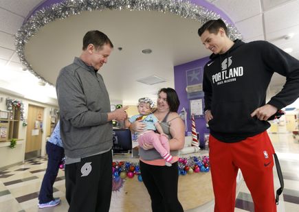 2018 Blazers visit Doernbecher for the holidays