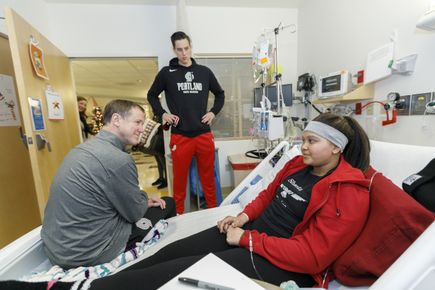 2018 Blazers visit Doernbecher for the holidays