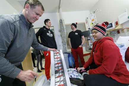 2018 Blazers visit Doernbecher for the holidays