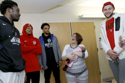 2018 Blazers visit Doernbecher for the holidays