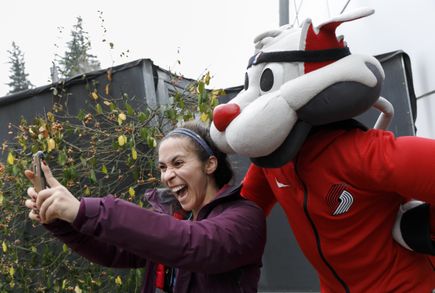 2018 Blazers visit Doernbecher for the holidays