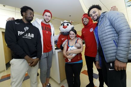 2018 Blazers visit Doernbecher for the holidays