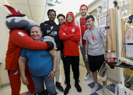 2018 Blazers visit Doernbecher for the holidays