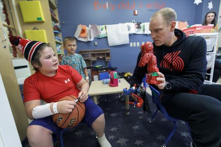 2018 Blazers visit Doernbecher for the holidays