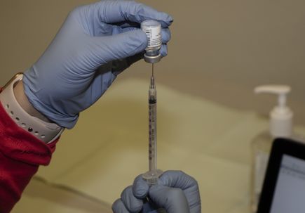 OHSU staff receive COVID-19 vaccine