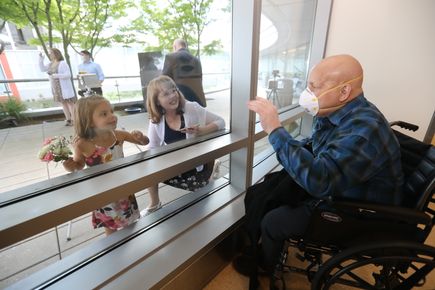 Couple weds at OHSU