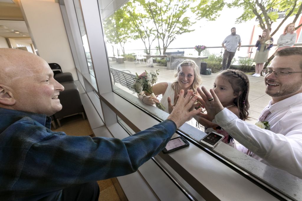 Couple weds at OHSU