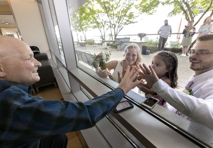 Couple weds at OHSU