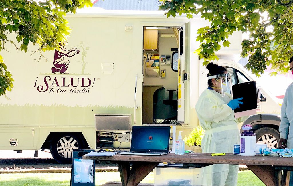 ¡Salud! Asistente del programa Miriam López, trabajando en el campo 
