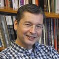 Henrique von Gersdorff, Ph.D. (OHSU) A man with gray/brown hair and glasses, smiling.
