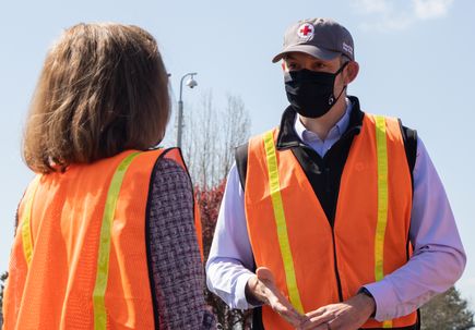 Oregon Governor visits PDX vaccination site