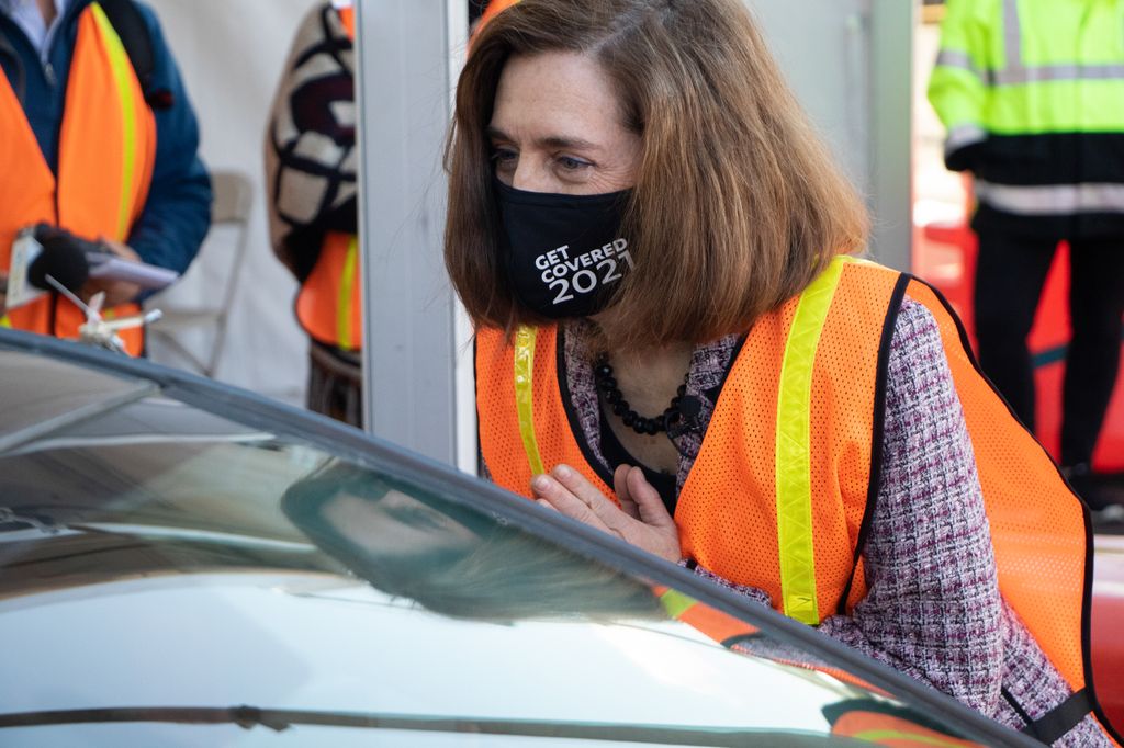 Oregon Governor visits PDX vaccination site