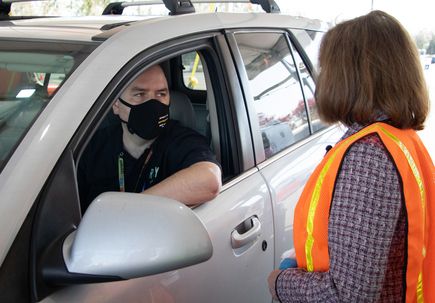 Oregon Governor visits PDX vaccination site