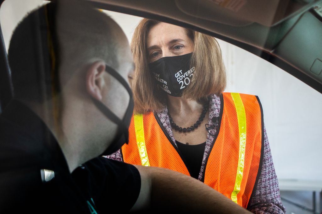 Oregon Governor visits PDX vaccination site
