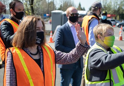 Oregon Governor visits PDX vaccination site