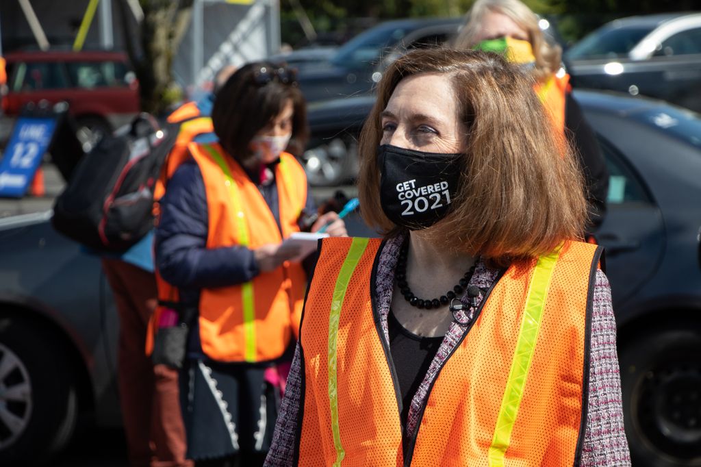 Oregon Governor visits PDX vaccination site