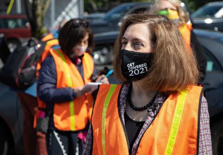 Oregon Governor visits PDX vaccination site