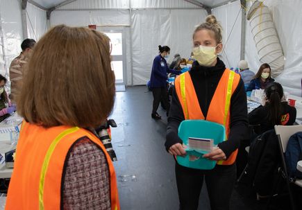 Oregon Governor visits PDX vaccination site