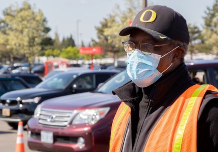 Oregon Governor visits PDX vaccination site