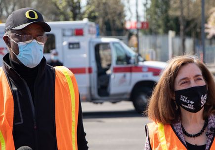 Oregon Governor visits PDX vaccination site