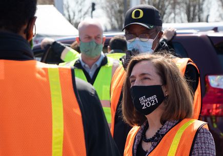 Oregon Governor visits PDX vaccination site