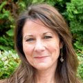 Photo of Leslie Hammer PhD. A woman with brown hair, fair skin.