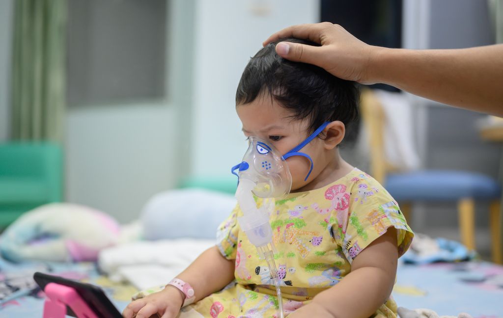 A child with&nbsp;Respiratory Syncytial Virus (RSV) wears&nbsp;a breathing assistance device while sitting&nbsp;in a hospital bed. While RSV is common, there are more cases this year requiring hospitalization. (Getty Images)