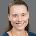Eliza Hayes Bakken, M.D. frente a un fondo gris.