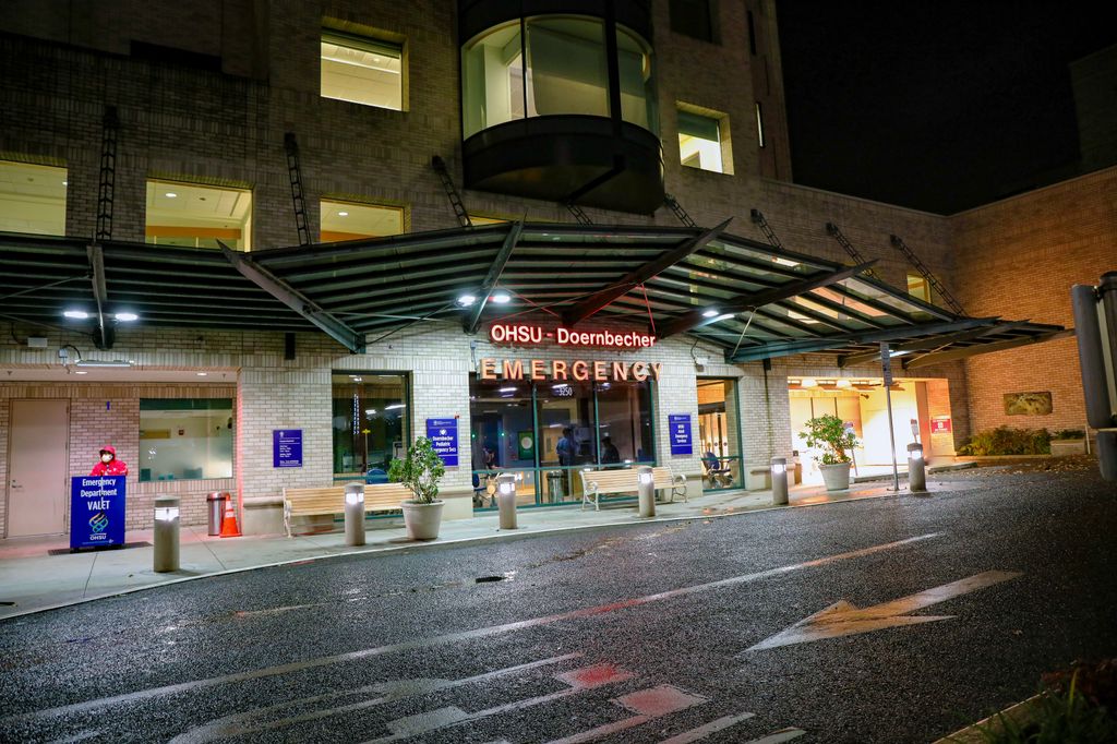 Exterior of the OHSU Emergency Department on a rainy night. The new OHSU forecast shows flu and RSV continuing to recede in the weeks ahead, although that will be partly offset by an expected increase in the number of people hospitalized with COVID-19. (OHSU/Christine Torres Hicks)