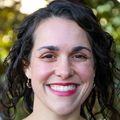 Alyssa Colwill, M.D., tiene el pelo corto y oscuro y lleva una blusa morada, parada en el jardín del Centro OHSU para la Salud de la Mujer.