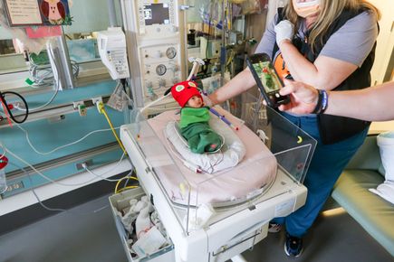 Especialistas en vida infantil crean la magia de Halloween para los pacientes más pequeños de OHSU