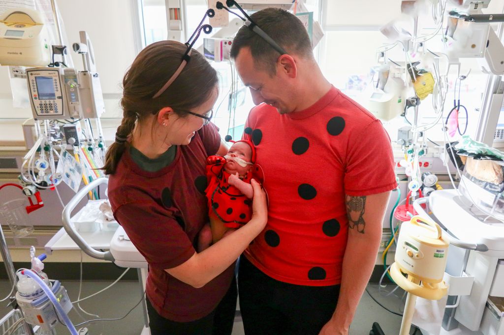 Todos los años, el personal de OHSU Doernbecher Children’s Hospital celebra Halloween de un modo especial para disfrute de los niños internados y sus familias. (OHSU/Nicole Rideout)