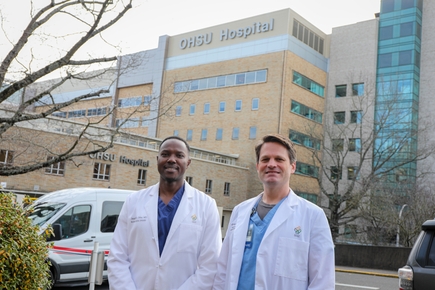 Un equipo lleva adelante la primera cirugía de la columna vertebral en una paciente despierta en OHSU
