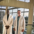Un equipo lleva adelante la primera cirugía de la columna vertebral en una paciente despierta en OHSU