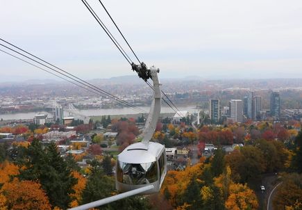 B-roll: Portland Aerial Tram descending from Marquam Hill to the South Waterfront 