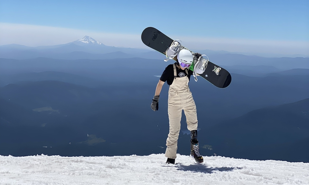Después de recuperarse de un osteosarcoma, Rebecca Johnston tomó la decisión de someterse a la amputación de su pierna izquierda por encima de la rodilla. Desde entonces, compite en Mundiales de Snowboard por todo el mundo junto al equipo estadounidense. Ahora está entrenando para los Juegos Paralímpicos de Invierno de 2026, que serán en Milán, Italia.&nbsp;(Foto cortesía de Rebecca Johnston)