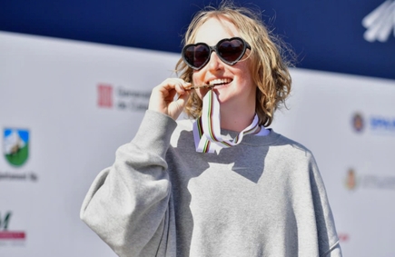 Johnston ganó dos medallas de bronce con el equipo estadounidense en disciplinas de equipo del Mundial FIS de Para Snowboard en los juegos de invierno de La Molina, España, en 2023.&nbsp;(Foto cortesía de Rebecca Johnston)