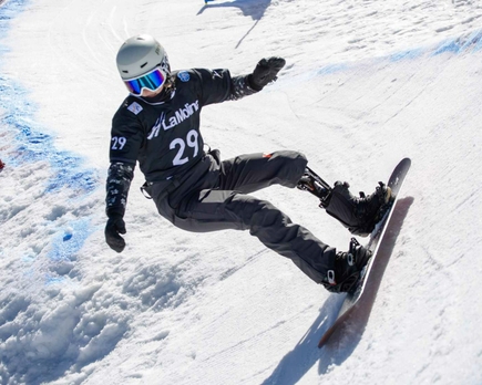 Johnston compitió en el Mundial FIS de Para Snowboard de los juegos de invierno de La Molina, España, en 2023, donde alcanzó el cuarto lugar en la disciplina Snowboard Cross y en Doble Slalom en Banco. También representó al equipo estadounidense en la versión en equipos de esas disciplinas.&nbsp;(Foto cortesía de Rebecca Johnston)