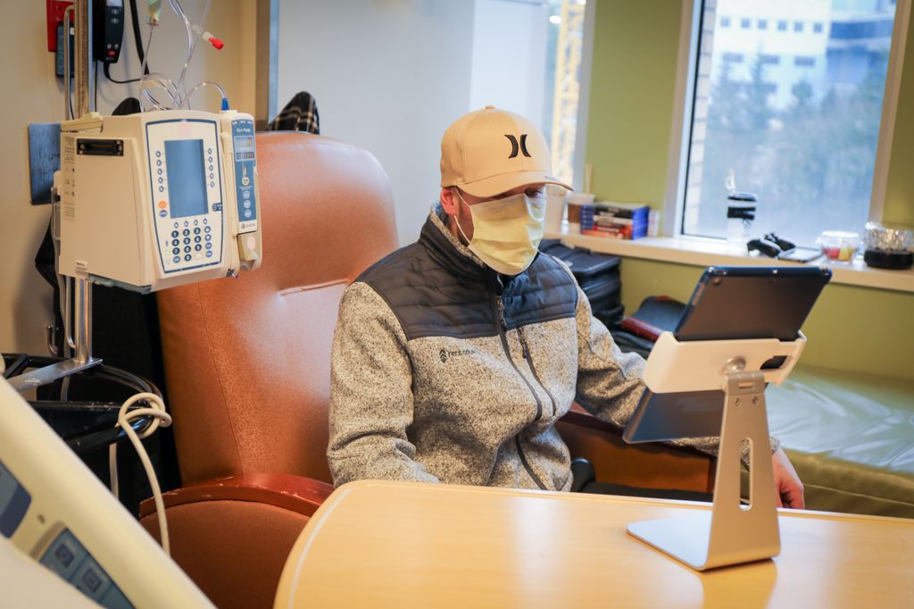 Andy, participante del programa piloto, junto a la trabajadora social de OHSU Clinical Outreach, Carissa Williams, LCSW, M.P.H., durante el programa piloto de OHSU, Hepatitis C Transition-to-Treatment, que busca dar fin al ciclo de demoras en el acceso a las pruebas de detección y el tratamiento. (OHSU/Christine Torres Hicks)