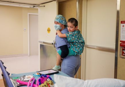 Especialista en vida infantil de OHSU presta un servicio que le cambia la vida a un paciente pequeo que vive con una afeccin espinal crnica