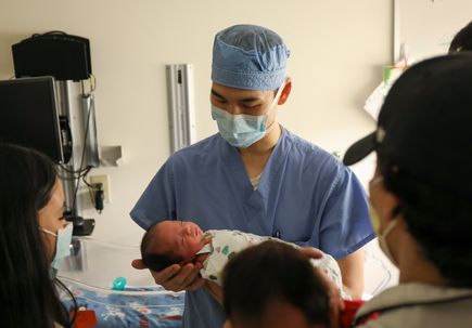 Gemelos con una afección que ponía en riesgo su vida pudieron ir a casa sanos gracias al equipo de cirugía fetal de OHSU