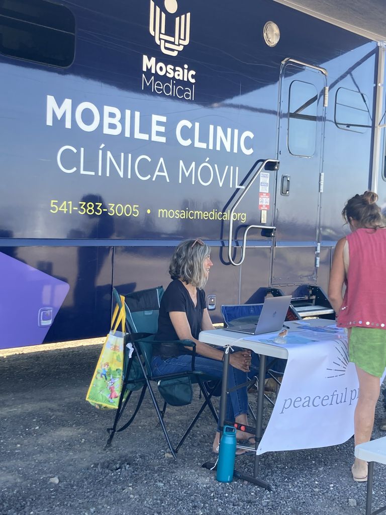 La doula de Peaceful Presence Elizabeth Johnson organiza una jornada espontánea de planificación de cuidado anticipada con una camioneta médica cerca de un asentamiento para personas sin hogar en el centro de Oregón. (Imagen de contribución)