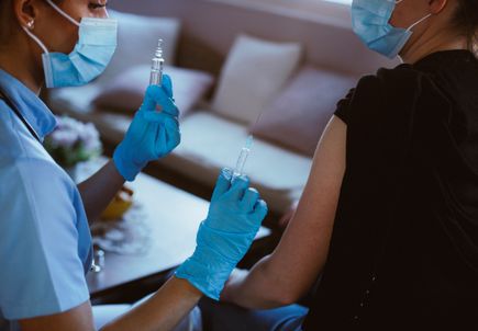 Estudio global revela que algunas mujeres tienen perodos menstruales ms abundantes despus de la vacunacin contra el COVID-19