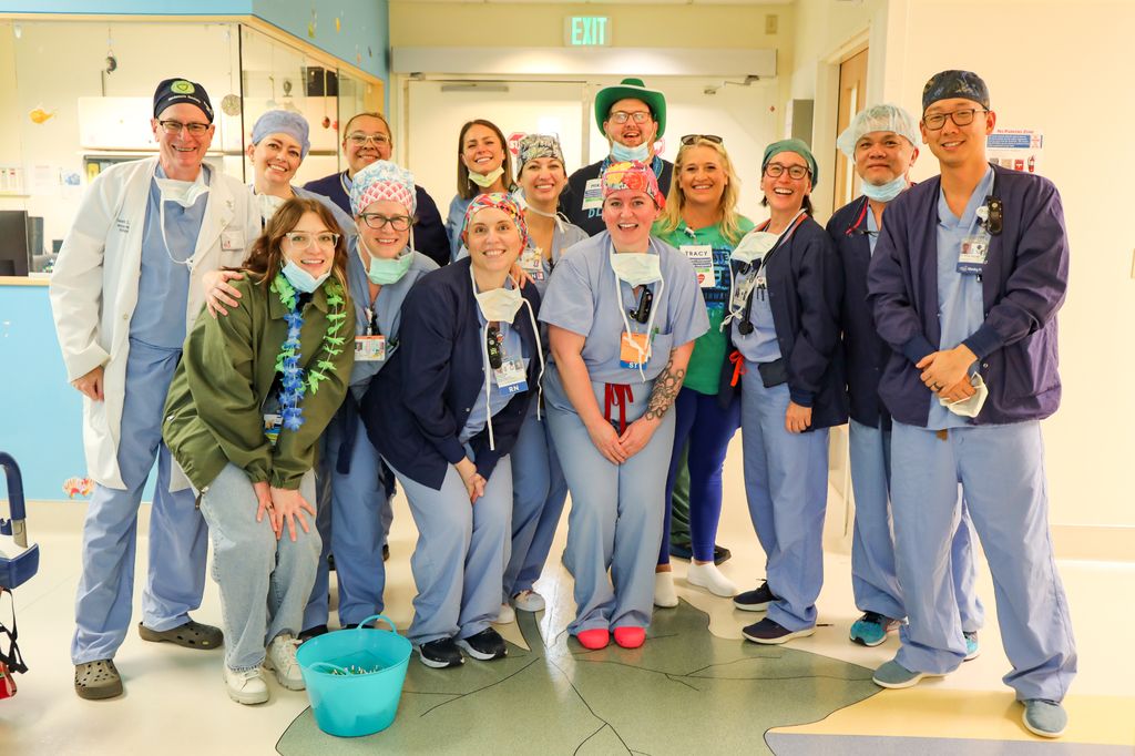 Mike Hargett, receptor de trasplante de corazón y riñón, junto con Tracy Hoyle, receptora de dos trasplantes de corazón y uno de riñón, visitaron la UCI cardiovascular y otros departamentos de OHSU el viernes 14 de abril. (OHSU/Christine Torres Hicks)